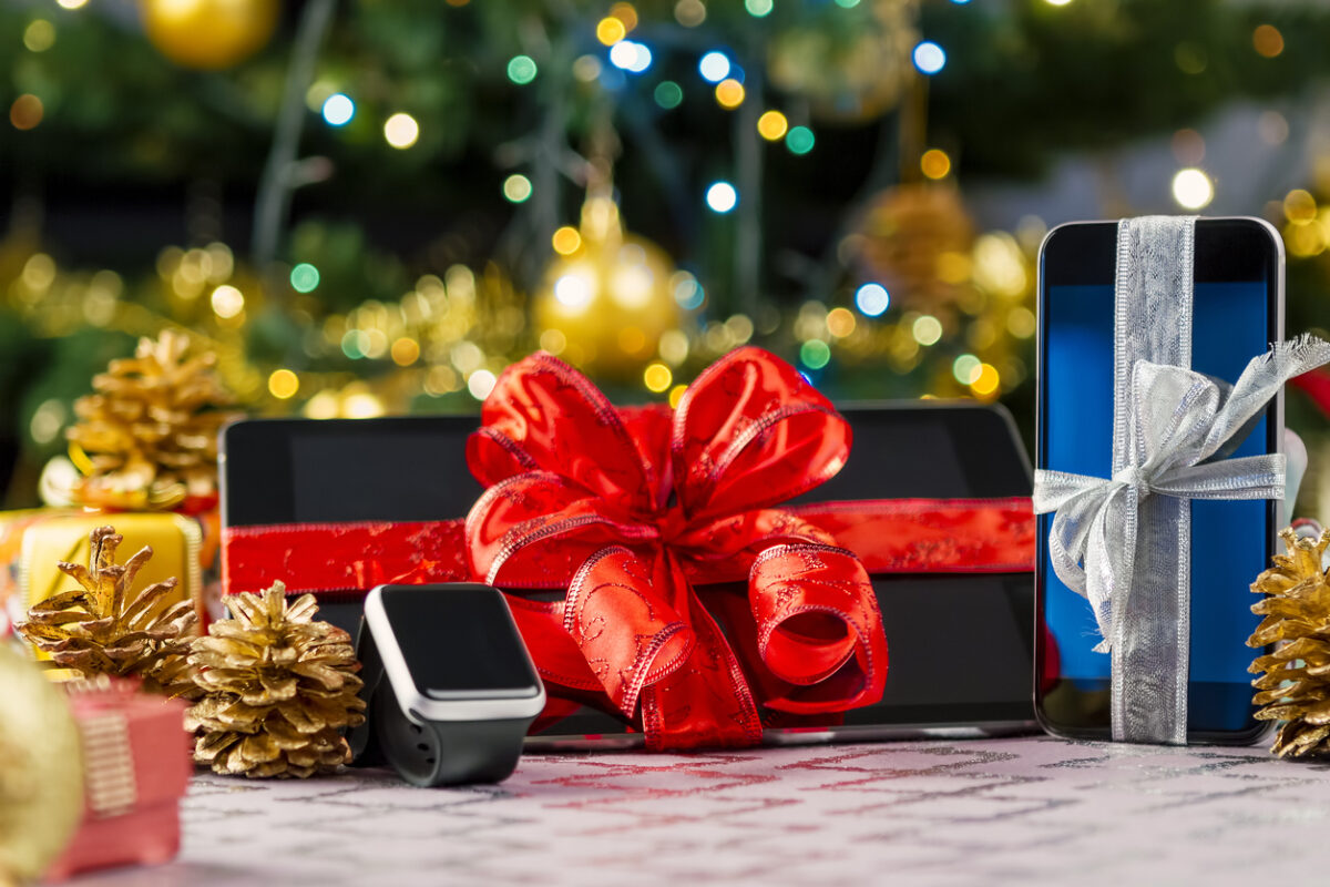 Smartwatch, tablet e smartphone incartati sotto l'albero