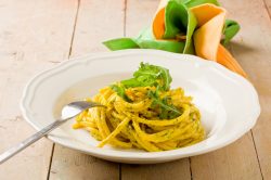 Spaghetti con crema di rucola e pompelmo