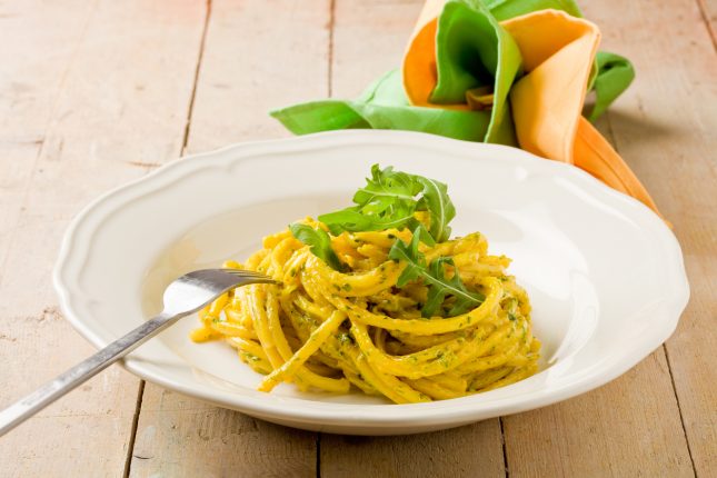 Spaghetti con crema di rucola e pompelmo