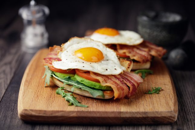 Avocado toast con uova alla benedict