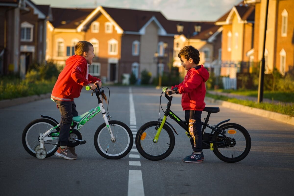 bambini vestiti di rosso in bici