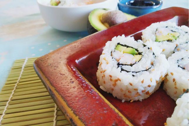 Uramaki con gamberi e avocado fatti in casa