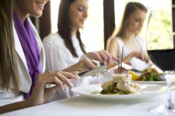 Cosa dice il galateo a tavola