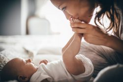 Bambini ipertonici, sintomi e rimedi