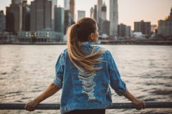 Come indossare il giubbino di jeans