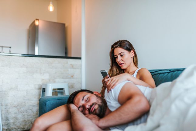 Controllare il cellulare del partner, come non farti scoprire