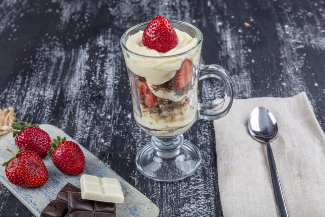 Fragole con panna e cioccolato