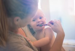 Mal di denti nei bambini, cause e rimedi naturali