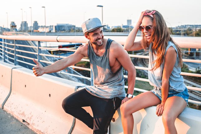 Come abbinare la muscle tee, la t-shirt del momento