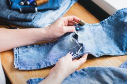 Come riutilizzare i jeans vecchi