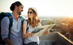 coppia in vacanza con una cartina