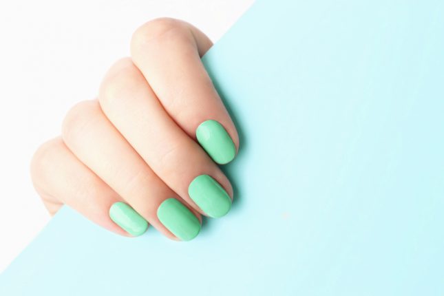 Milky Menta Nails, tendenza colori unghie estate 2020