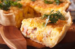 Torta salata con uova e pancetta