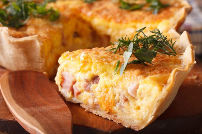 Torta salata con uova e pancetta