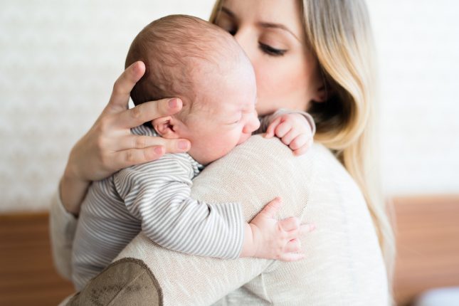 Bambino piange durante l'allattamento che fare