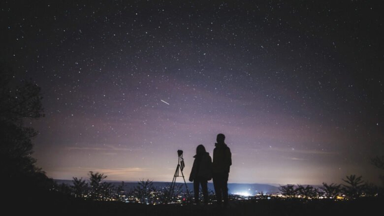 coppia che guarda le stelle cadenti