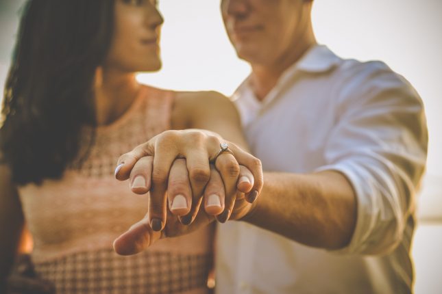 Anello di fidanzamento, storia e dove si mette