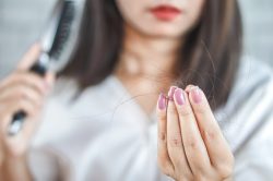 Perdita di capelli, cause e rimedi
