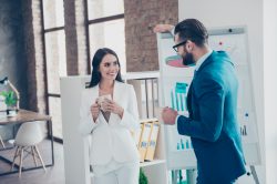 Flirt in ufficio come i 12 segni amoreggiano sul posto di lavoro
