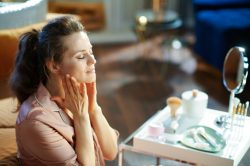 Ginnastica facciale, esercizi fai da te per tonificare il viso