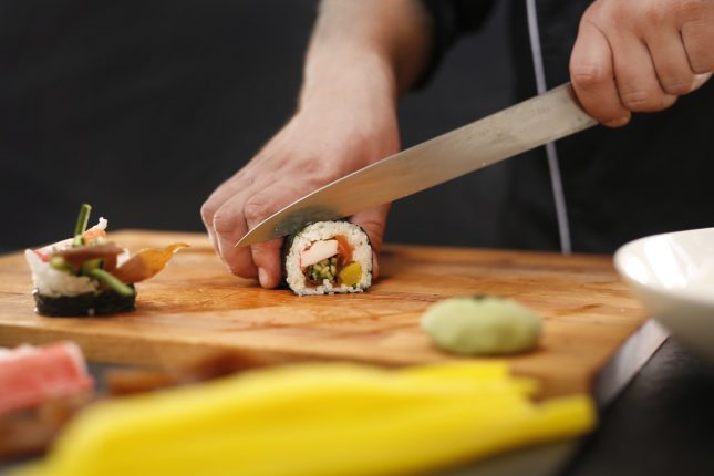 Nigiri sushi di salmone, tonno o gamberi