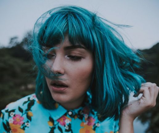 Capelli blu notte, elettrico, sfumati o con riflesso