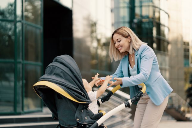 Come abituare il bambino a stare nel passeggino anche se non vuole