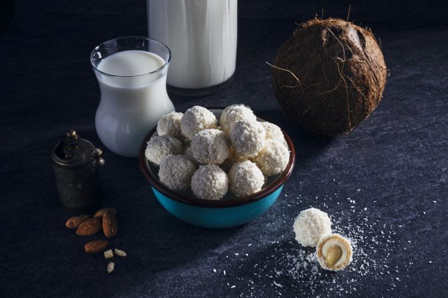 Dolcetti al cocco senza cottura, freddi o al cioccolato