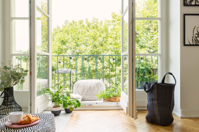 Balcone di casa pieno di piante