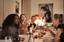Cena da amici, come vestirsi
