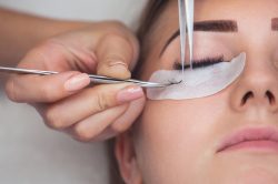 Extension ciglia, come rimuoverle da sole a casa