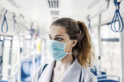 Skincare e mascherina: consigli per combattere la maskne