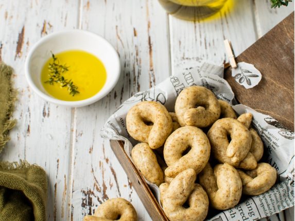Taralli pugliesi fatti in casa ricetta originale e con il bimby