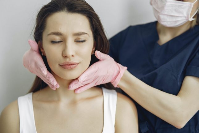 Collane di venere, dagli esperti i consigli su come prendersi cura di collo e decolleté