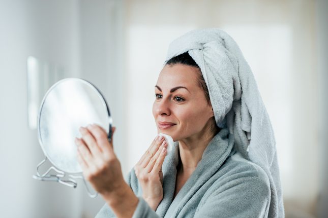 Pulizia del viso fai da te step e prodotti naturali per una detersione perfetta
