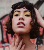 ragazza con ombretto giallo