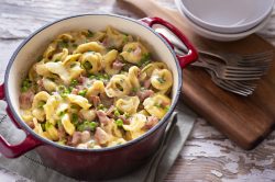 Pasta panna e prosciutto con piselli