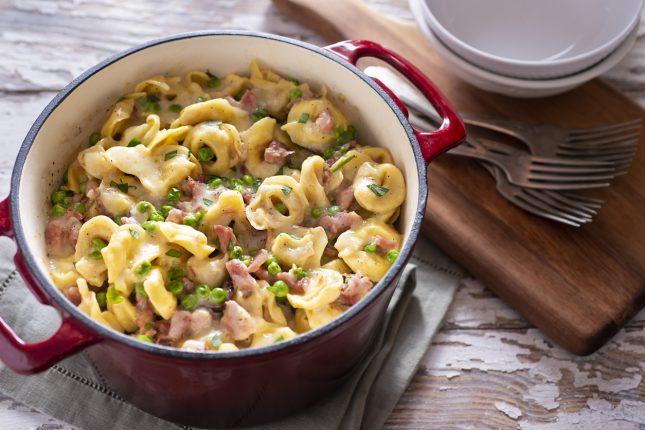 Pasta panna e prosciutto con piselli