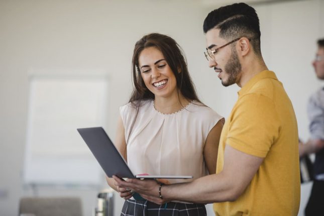 Uscire con un collega, le 10 cose da sapere 