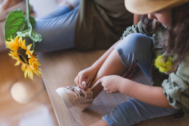 Come insegnare ai bambini ad allacciarsi le scarpe          