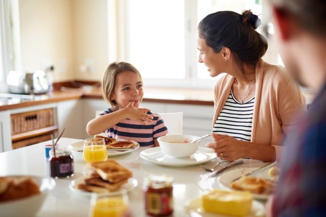 Insegnare ai bambini a mangiare da soli