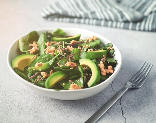 Ricetta detox, insalata avocado e salmone