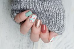 Unghie mismatched cos'è e colori di tendenza