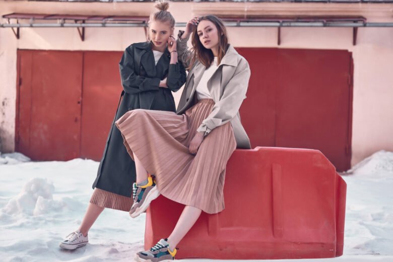 Gonna lunga e sneakers, l'abbinamento perfetto per l'inverno
