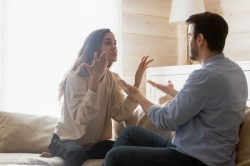 Come reagisce un uomo accusato di tradimento