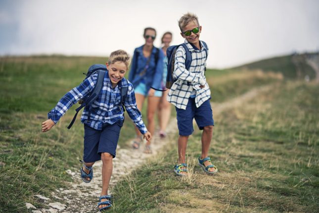 Come vestire i bambini per la montagna in estate