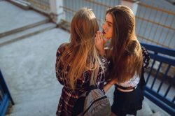 Cosa fare se la tua amica ti confessa che è una traditrice seriale