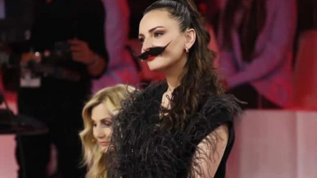 Amici: Arisa spiega i “baffi” in puntata