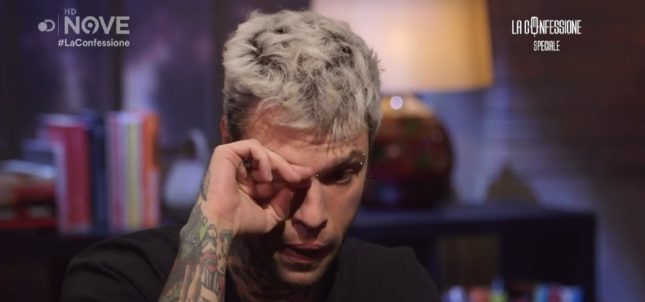 Fedez: bacia un altro uomo in diretta