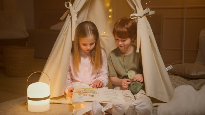 Due bambini giocano sotto una tenda per gli indiani costruita in casa